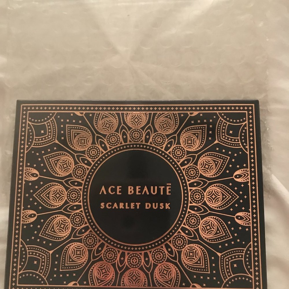 ACE BEAUTE Scarlet Dusk Eyeshadow Palette
